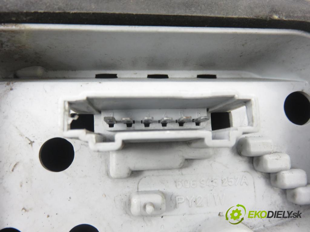 VW POLO (9N_) HB 2003 40,00 1.2 6V 54 - AWY 1198,00 světlo levé zadní 6Q6945095G ; 6Q6945111A