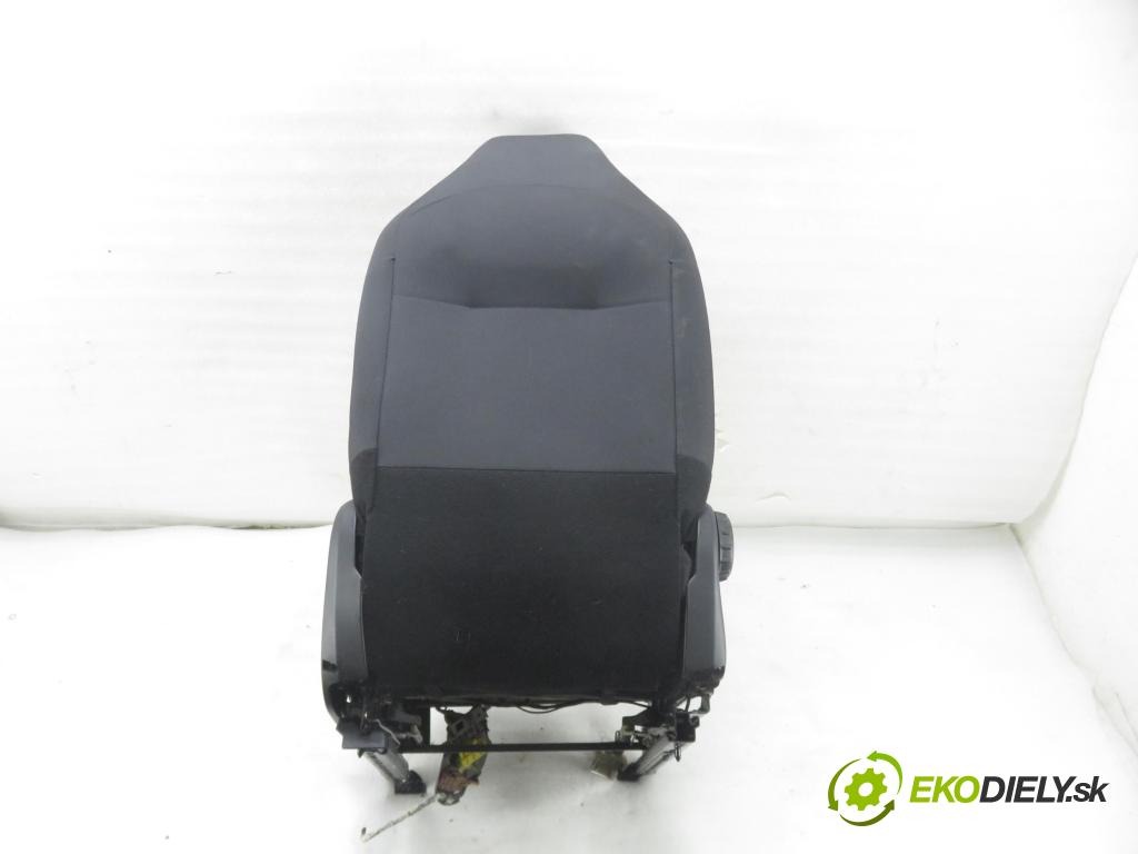 RENAULT TWINGO III (BCM_) HB 2014 52,00 1.0 SCe 70 - H4D 400 999,00 Sedadlo šoféri