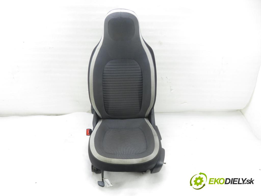 RENAULT TWINGO III (BCM_) HB 2014 52,00 1.0 SCe 70 - H4D 400 999,00 Sedadlo šoféri