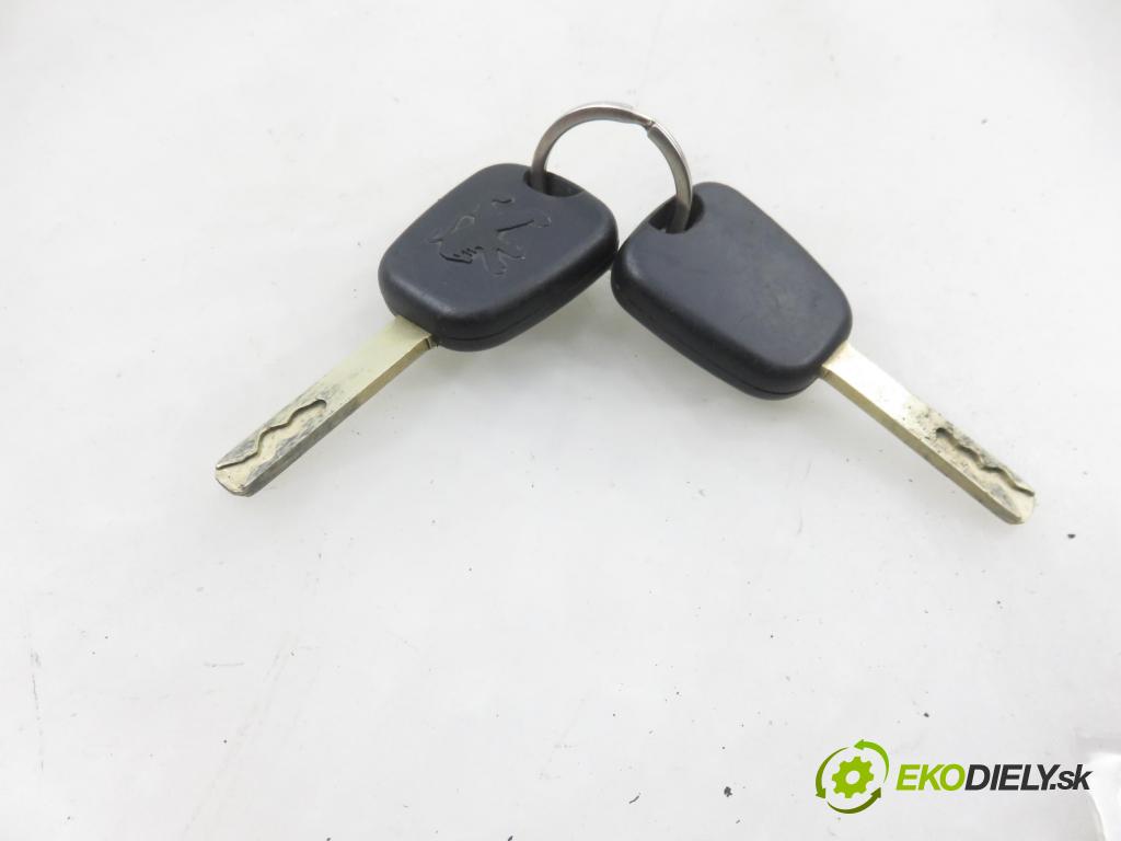 PEUGEOT 107 (PM_, PN_) HB 2007 50,00 1.0 68 - CFA (1KR) 998,00 spínačka N0502200 (Spínací skříňka)