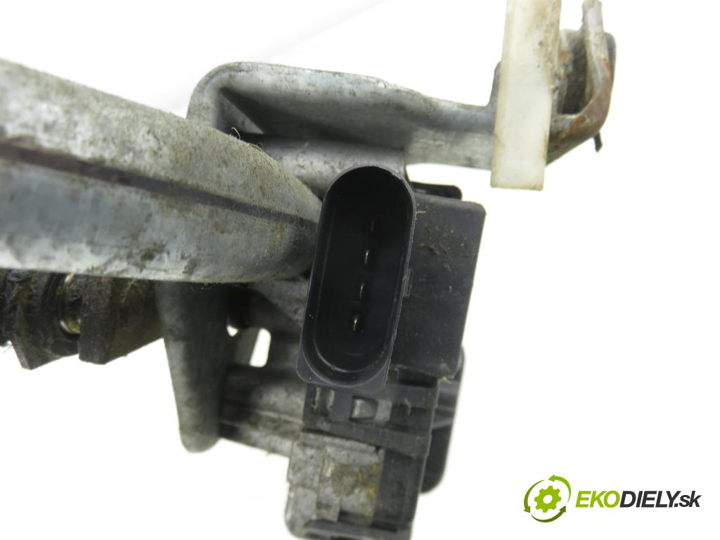 AUDI A4 (8E2, B6) SEDAN 2001 96,00 2 - ALT 1984,00 Motorček stieračov 8E1955119 ; 0390241509