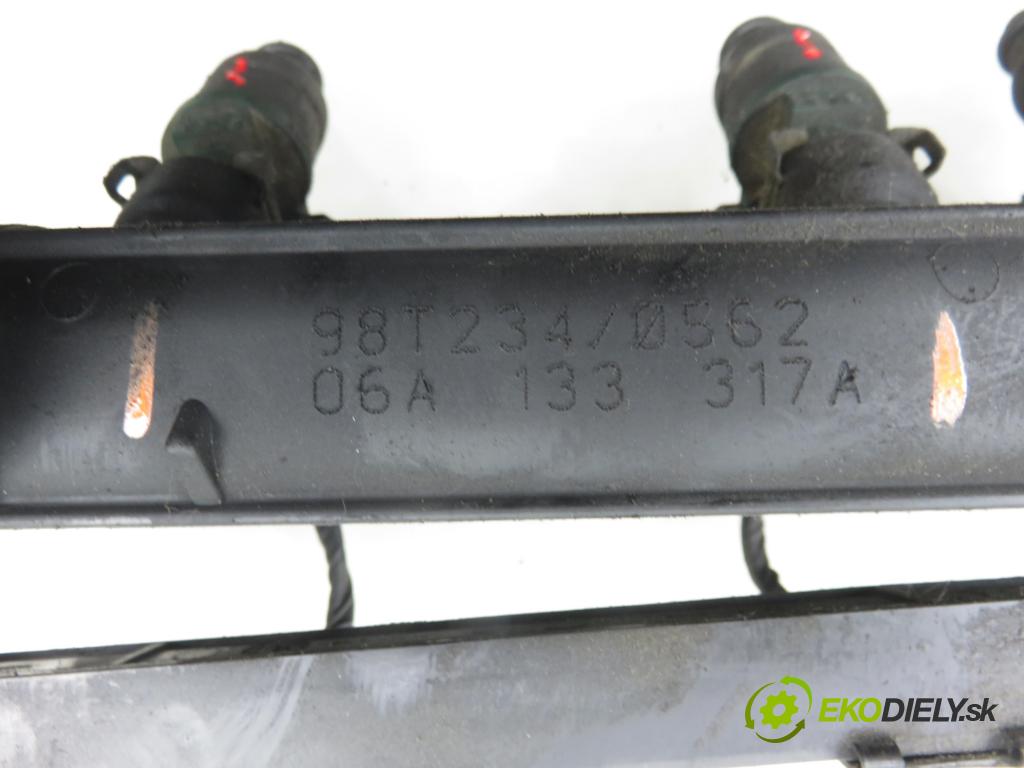 AUDI A3 (8L1) HB 1998 74,00 1.6 - AKL 1595,00 Lišta vstrekovacia 037906031AA ; 06A133317A (Vstrekovacia lišta)