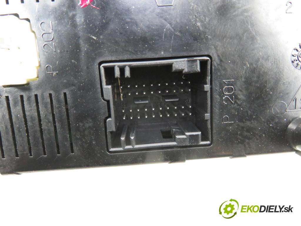 RENAULT CLIO II (BB_, CB_) HB 2003 70,00 1.4 16V (B/CB0L) - K4J 712 1390,00 MODUL UCH-2 8200234045B