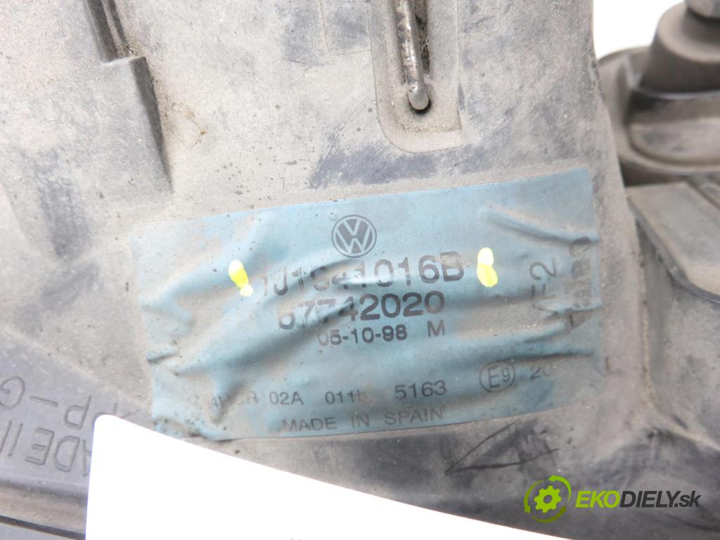 VW GOLF IV (1J1) HB 1998 55,00 1.4 16V - AHW 1390,00 Svetlo PP 1J1941016B