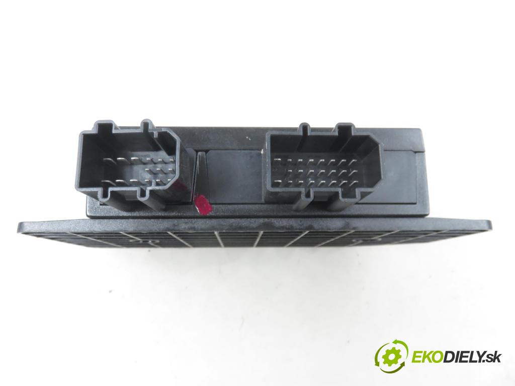 VW PASSAT B5 (3B2) SEDAN 1998 74,00 1.6 - AHL 1595,00 MODUL komfortu 1J0959799J ; 5DK00795400