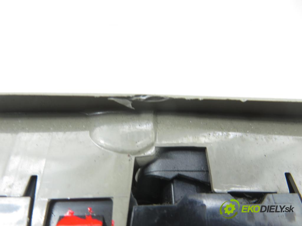 VOLVO V40 Kombi (645) KOMBI 2002 75,00 1.9 DI 102 - D 4192 T4 1870,00 Panel ovládania okien 30638533