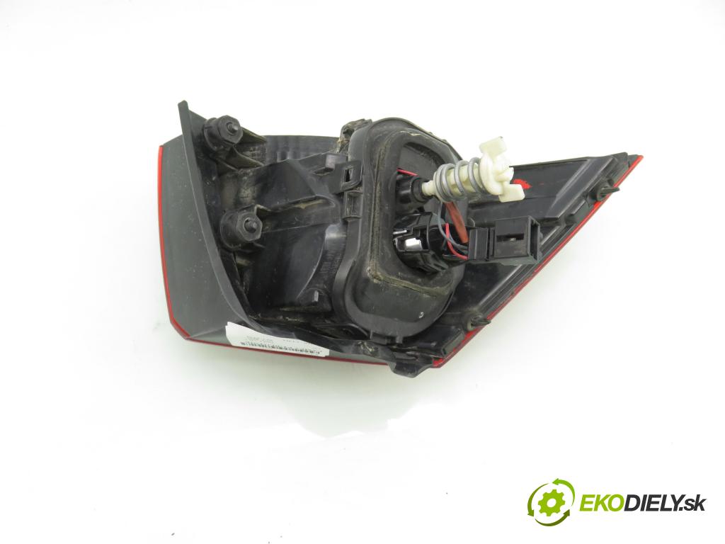 VW GOLF VII (5G1, BQ1, BE1, BE2) HB 2014 77,00 1.6 TDI - CLHA 1598,00 světlo pravé zadní 5G0945096M ; 90052058A