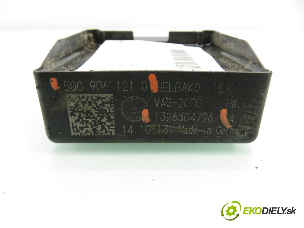 VW GOLF VII (5G1, BQ1, BE1, BE2) HB 2014 77,00 1.6 TDI - CLHA 1598,00 Riadiaca jednotka pumpy 5Q0906121G ; 1326304796