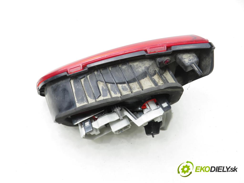 VW GOLF VII (5G1, BQ1, BE1, BE2) HB 2014 77,00 1.6 TDI - CLHA 1598,00 Svetlo pravé zadné kufor 5G0945093AC ; 90052126A