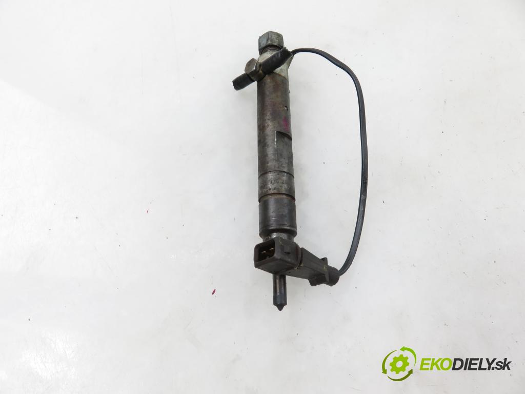 VW PASSAT B5 (3B2) SEDAN 1997 66,00 1.9 TDI 90 - AHU 1896,00 Vstrek 028130201J