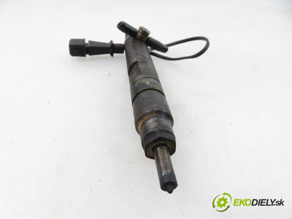 VW PASSAT B5 (3B2) SEDAN 1997 66,00 1.9 TDI 90 - AHU 1896,00 Vstrek 028130201J