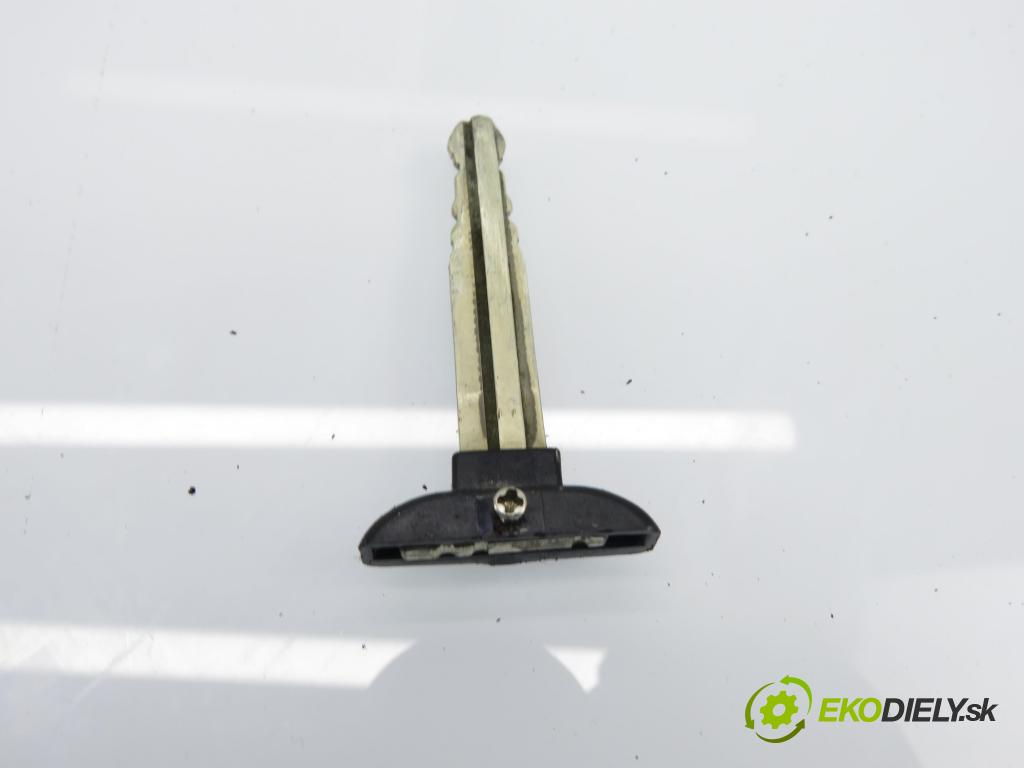 TOYOTA COROLLA Verso (_E12_) MINIVAN 2002 66,00 2.0 D-4D (CDE120_) - 1CD-FTV 1995,00 spinačka / zámky 8978313010