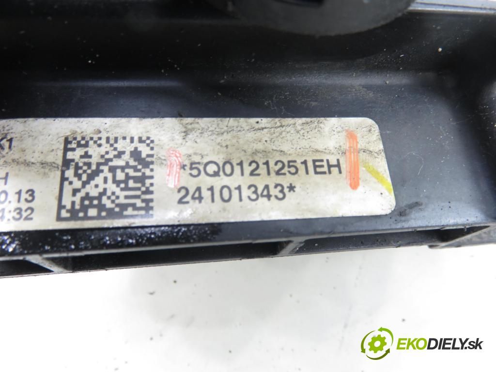VW GOLF VII (5G1, BQ1, BE1, BE2) HB 2014 77,00 1.6 TDI - CLHA 1598,00 chladič vody 5Q0121251EH