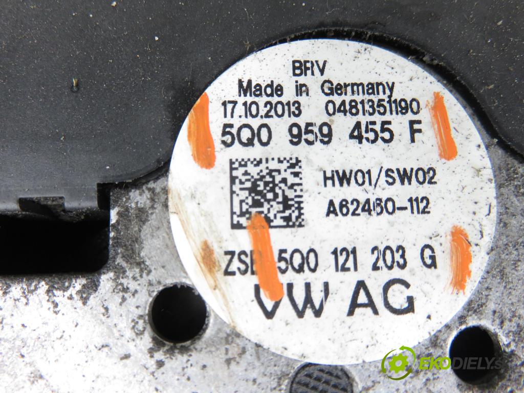 VW GOLF VII (5G1, BQ1, BE1, BE2) HB 2014 77,00 1.6 TDI - CLHA 1598,00 Ventilátor chladič klíma/voda 5Q0121207H ; 5Q0121203G ; 5Q0121207H