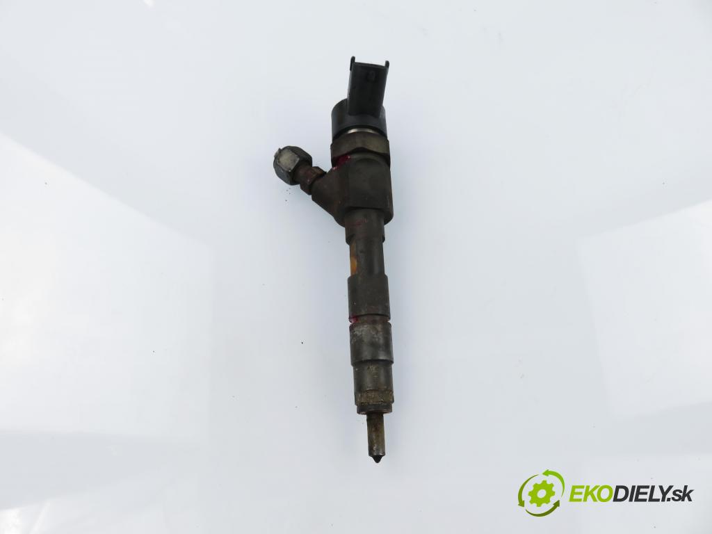 VOLVO V40 Kombi (645) KOMBI 2002 75,00 1.9 DI 102 - D 4192 T4 1870,00 vstrekovač 0445110021 ; 7700111014 (Vstrekovač paliva)