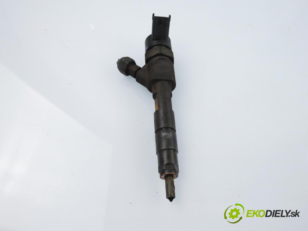 VOLVO V40 Kombi (645) KOMBI 2002 75,00 1.9 DI 102 - D 4192 T4 1870,00 vstrekovač 0445110021 ; 7700111014 (Vstrekovač paliva)