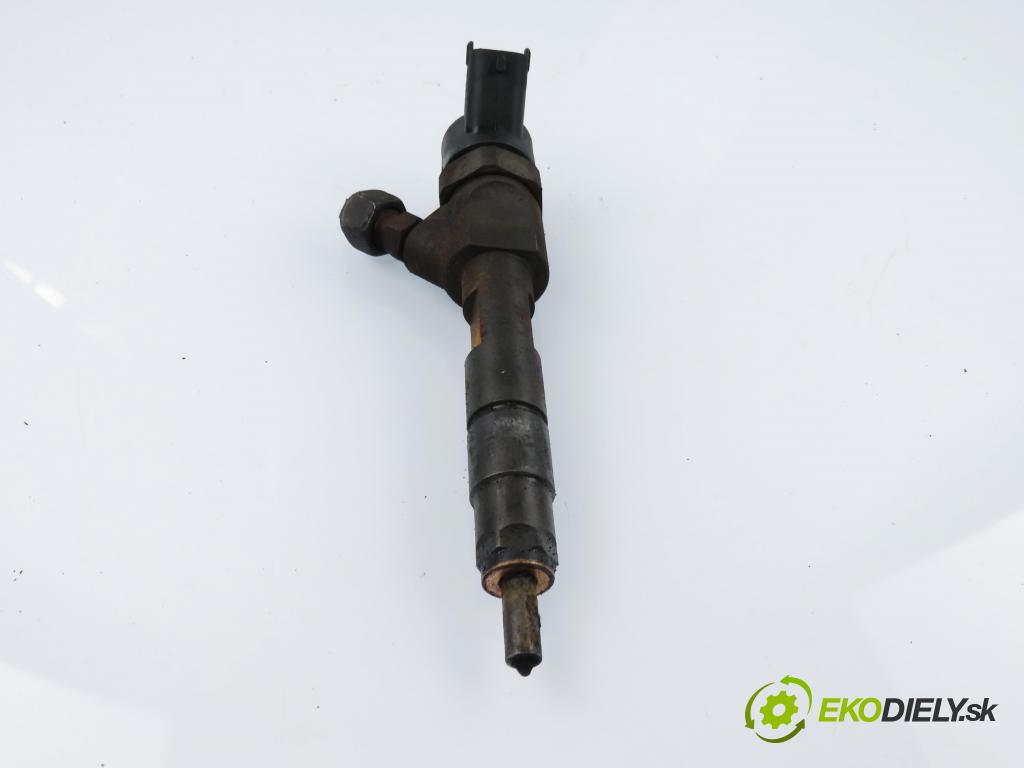 VOLVO V40 Kombi (645) KOMBI 2002 75,00 1.9 DI 102 - D 4192 T4 1870,00 vstrekovač 0445110021 ; 7700111014 (Vstrekovač paliva)