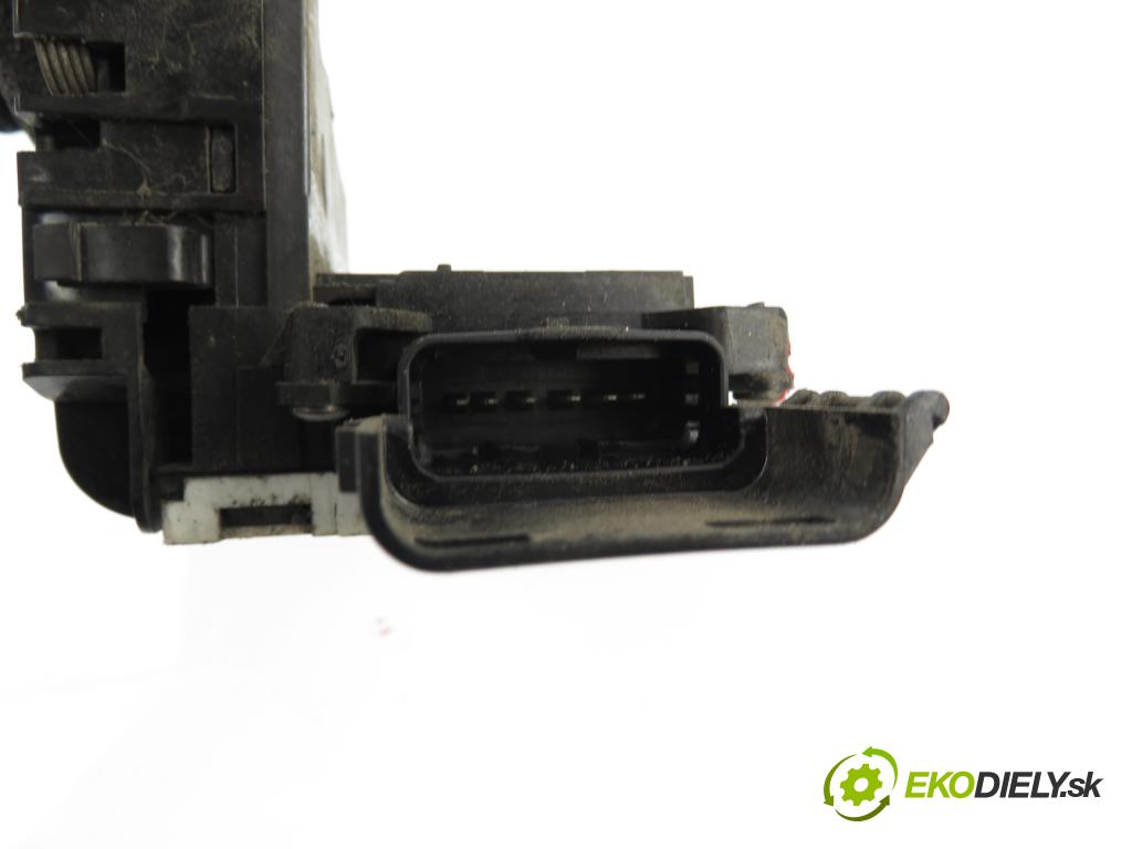 PEUGEOT EXPERT Skrzynia (VF3A_, VF3U_, VF3X_) FURGON 2008 66,00 1.6 HDi 90 16V - 9HU (DV6UTED4) 1560,00 zámok Dvere posúvne 24095816