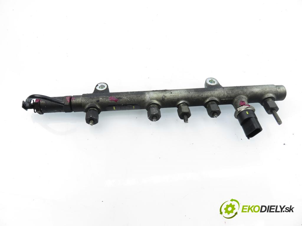 VOLVO V40 Kombi (645) KOMBI 2002 75,00 1.9 DI - D 4192 T4 1870,00 Lišta vstrekovacia 0445214024 ; 7700114017 ; 0281002522 (Vstrekovacia lišta)