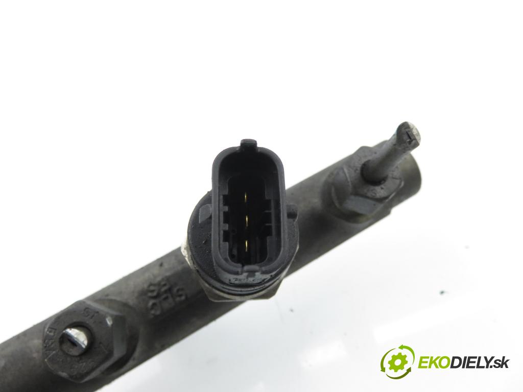 VOLVO V40 Kombi (645) KOMBI 2002 75,00 1.9 DI - D 4192 T4 1870,00 Lišta vstrekovacia 0445214024 ; 7700114017 ; 0281002522 (Vstrekovacia lišta)