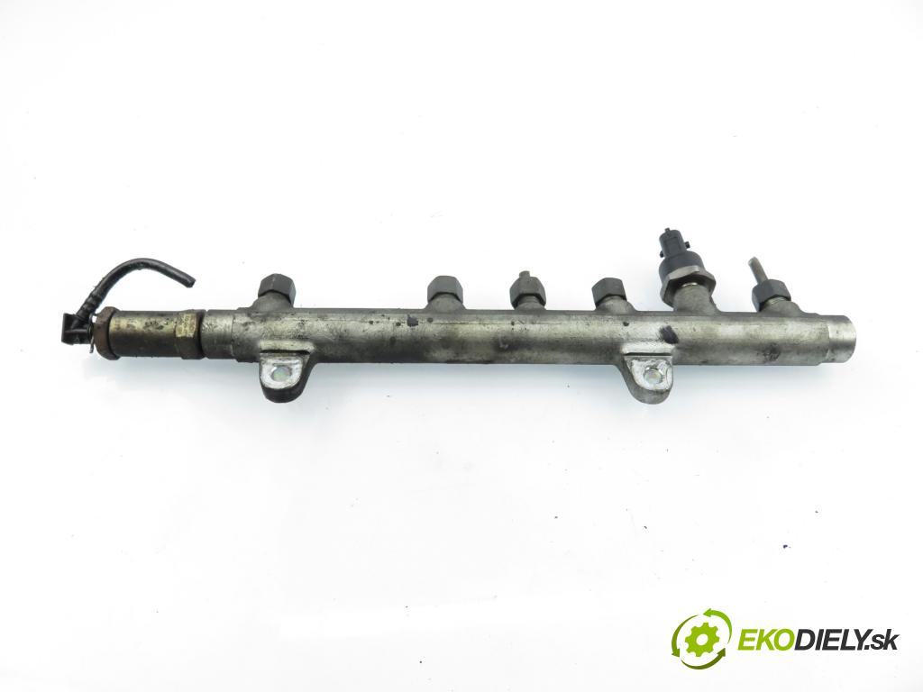 VOLVO V40 Kombi (645) KOMBI 2002 75,00 1.9 DI - D 4192 T4 1870,00 Lišta vstrekovacia 0445214024 ; 7700114017 ; 0281002522 (Vstrekovacia lišta)