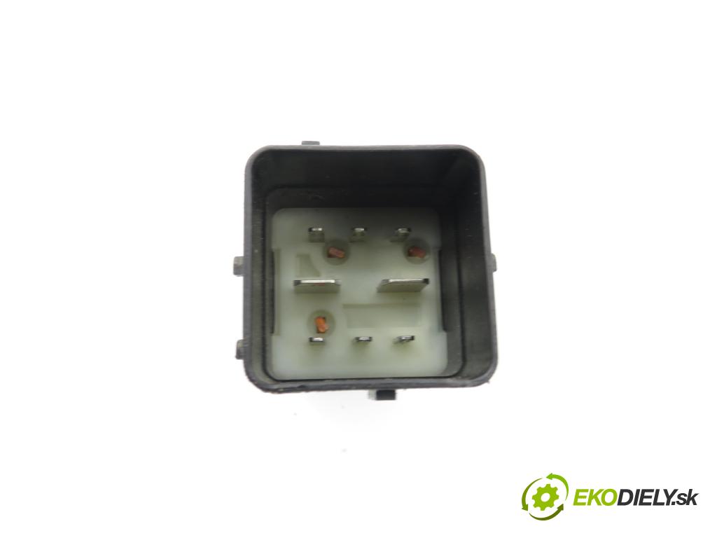 PEUGEOT EXPERT Skrzynia (VF3A_, VF3U_, VF3X_) FURGON 2008 66,00 1.6 HDi 90 16V - 9HU (DV6UTED4) 1560,00 RELÉ: JÚN: 51252002 ; 9640469680