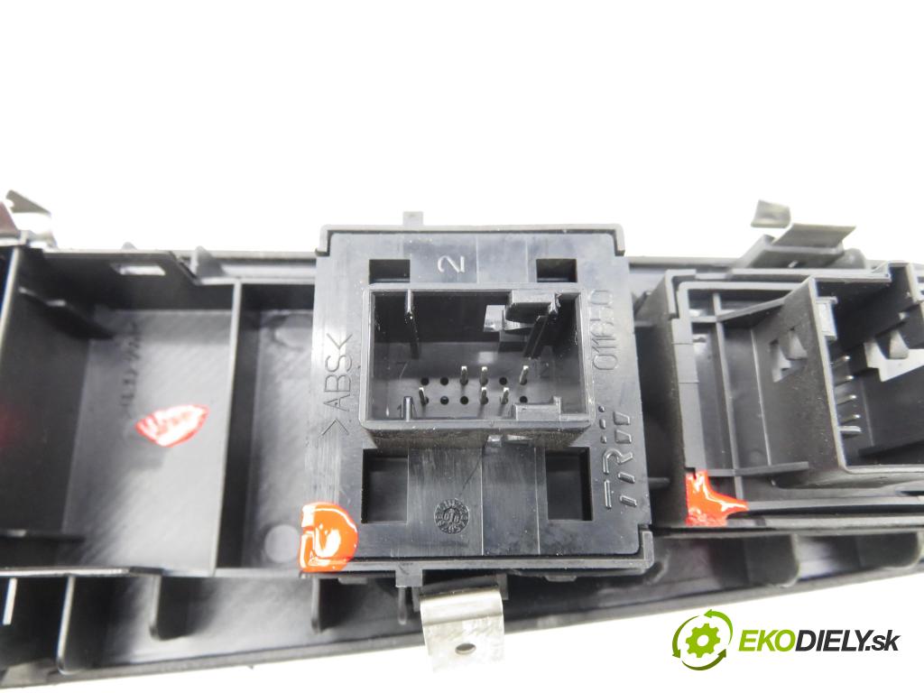 FIAT GRANDE PUNTO (199_) HB 2009 57,00 1.4 - 350 A1.000 1368,00 Panel ovládania okien