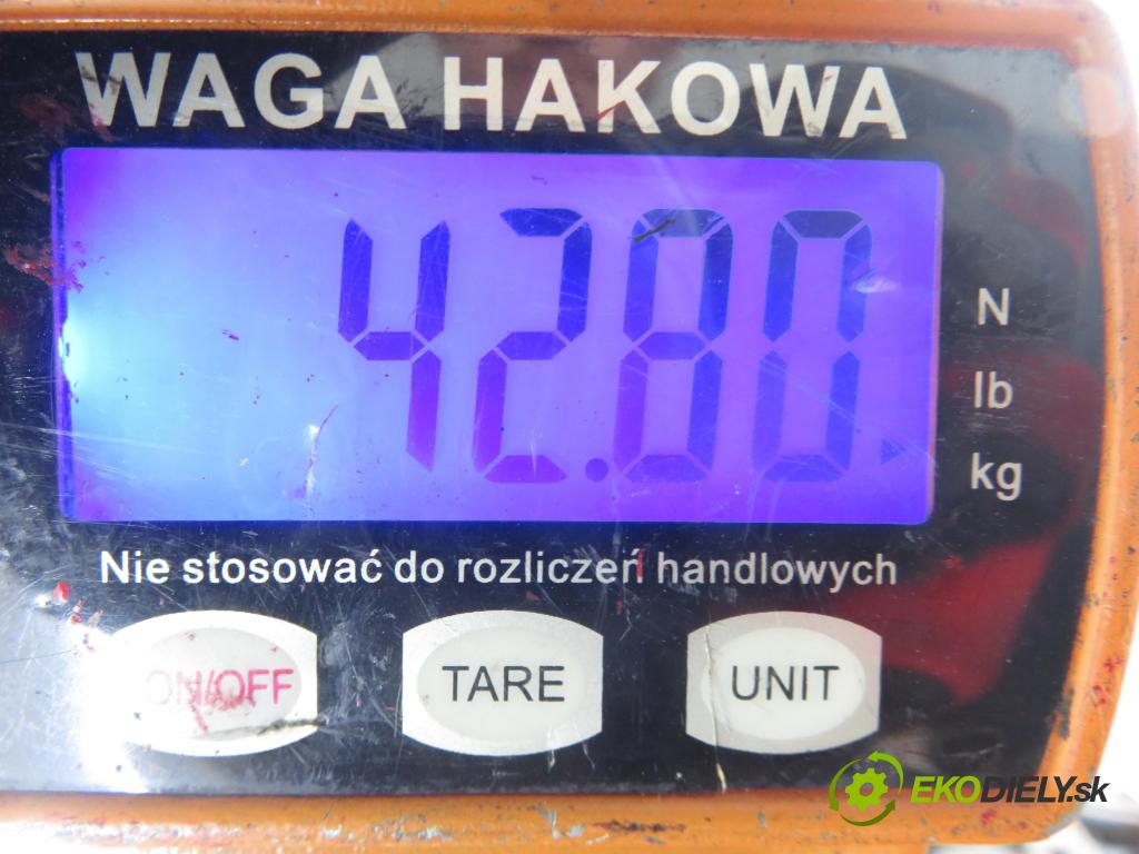 VW BORA (1J2) SEDAN 1998 74,00 1.6 - AKL 1595,00 výztuha zadní část ABS