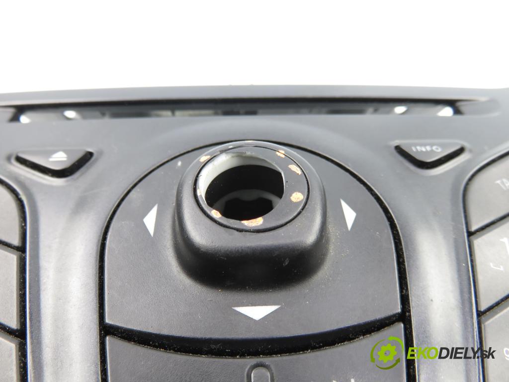 FORD FIESTA VI Van HB 2010 51,00 1.4 TDCi - KVJA 1399,00 ovladač rádia 8A6T18K811BE