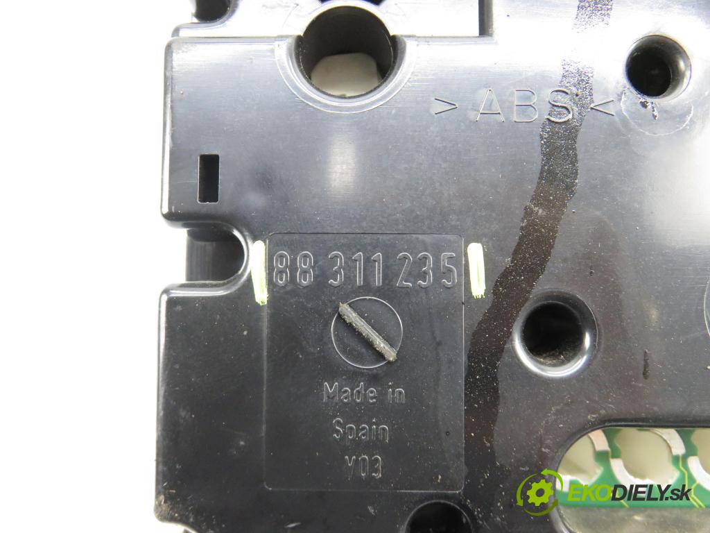 VW POLO (6N1) HB 1997 40,00 55 1.4 - AEX 1390,00 prístrojovka elektrický 88311235