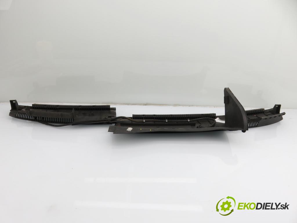 OPEL CORSA C (X01) HB 2003 55,00 1.2 16V 75 - Z 12 XE 1199,00 Torpédo, plast pod čelné okno 09116435 (Torpédo (plast pod čelným sklom))