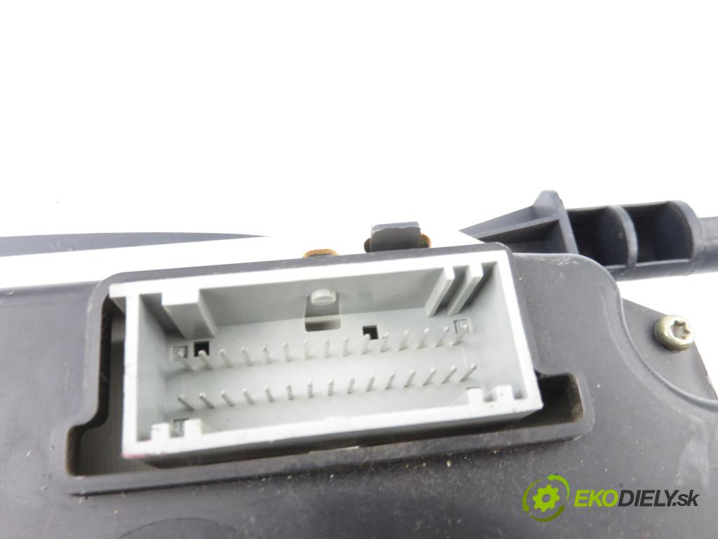 RENAULT KANGOO (KC0/1_) FURGON 2004 48,00 1.5 dCi 70 - K9K 704 1461,00 Prístrojovka elektrický P8200176654