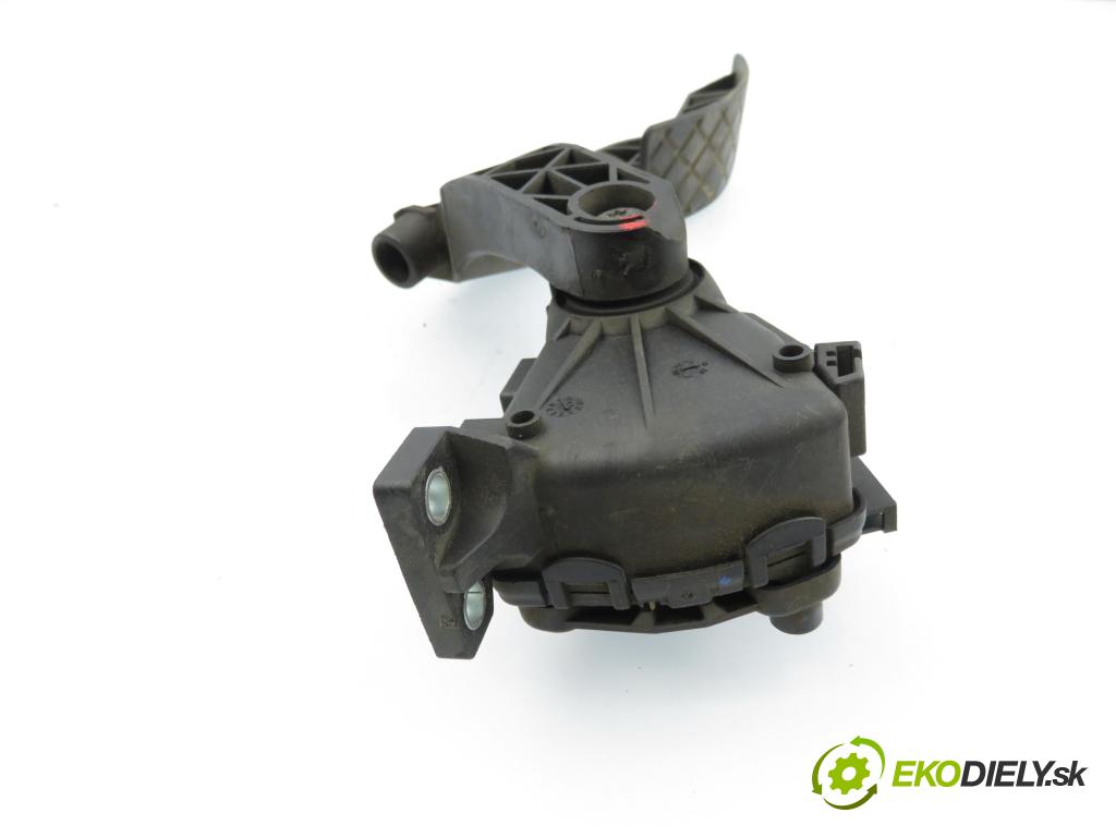 VW PASSAT B5.5 (3B3) SEDAN 2001 96,00 1.9 TDI PD 130 - AVF 1896,00 Potenciometer plynu 8D1721523F ; 6PV00837603 (Potenciometer plynového pedálu)