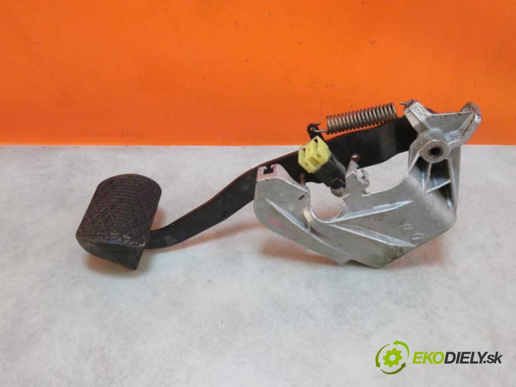 MERCEDES BENZ M W163 2.7 ML 270 CDI (163.113) OM 612.963 automatic 5 stupňová 4X4 120 kW 163 km  PEDAL brzdy  (Pedále)