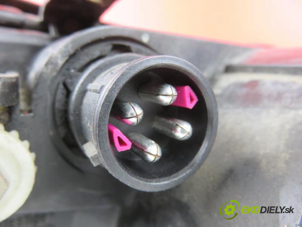 AUDI A6 C4 (4A2) 2.8 ACK manual 5 - stupňová 142 kW 193 km  světlo LP  (Přední světla)