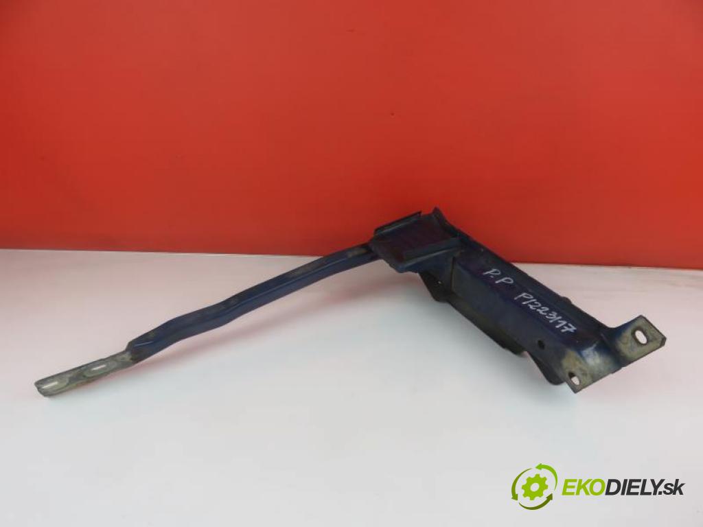 VW TRANSPORTER T4 - výztuha - strana pravá