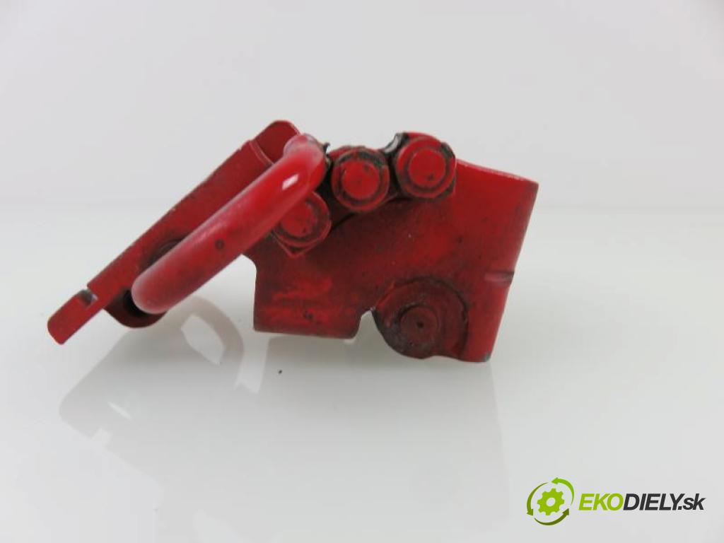 VW GOLF VI 2.0 GTI CCZB manual 6 - stupňová 155 kW 210 km  Záves Dvere PP  (Závesy)