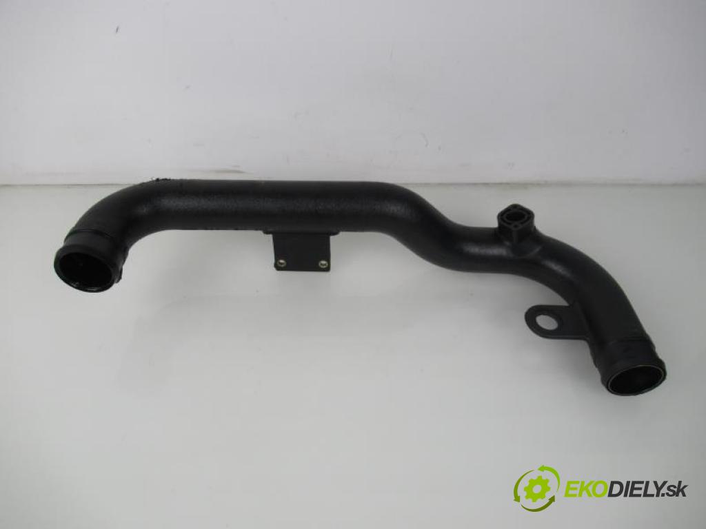 VW PASSAT B5 1.9 TDI AVG, AFN manual 5 - stupňová 81 kW 110 km  Rúra intercoolera turba 8DO145840M (Hadice chlazení vzduchu)