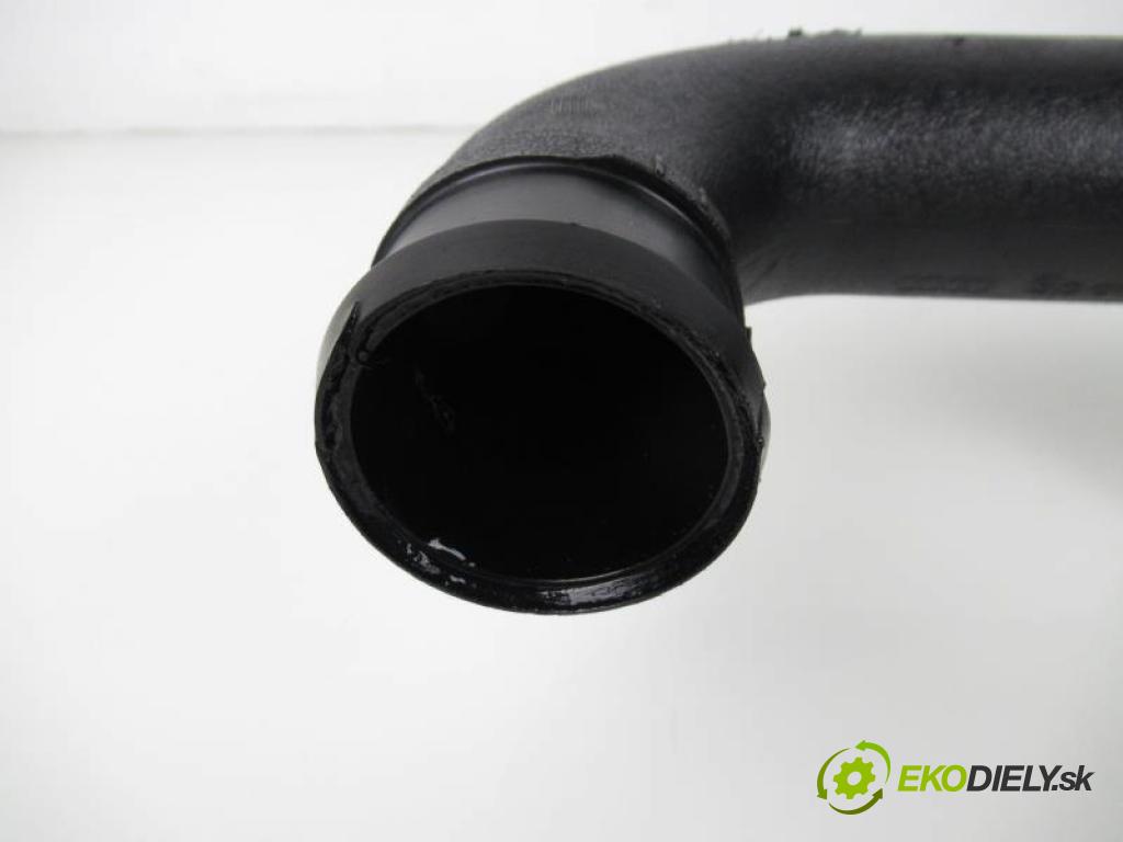 VW PASSAT B5 1.9 TDI AVG, AFN manual 5 - stupňová 81 kW 110 km  Rúra intercoolera turba 8DO145840M (Hadice chlazení vzduchu)