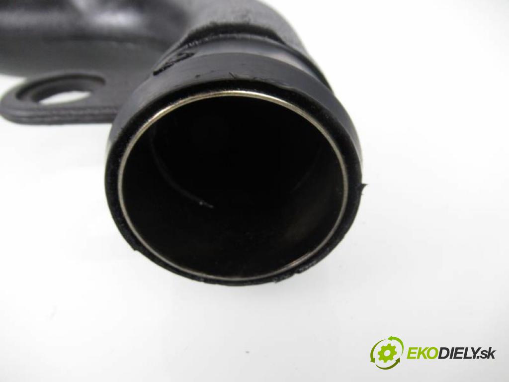 VW PASSAT B5 1.9 TDI AVG, AFN manual 5 - stupňová 81 kW 110 km  Rúra intercoolera turba 8DO145840M (Hadice chlazení vzduchu)