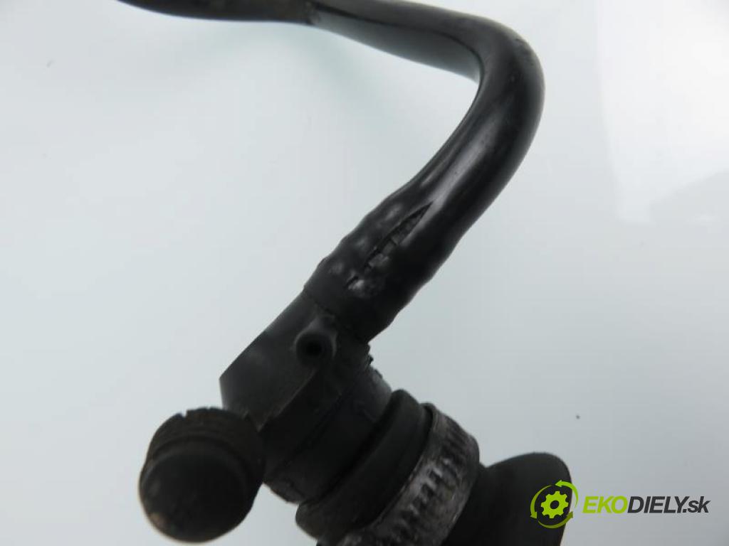 VW PASSAT B5 1.9 TDI AVG, AFN manual 5 - stupňová 81 kW 110 km  Rúra intercoolera turba 8DO145840M (Hadice chlazení vzduchu)