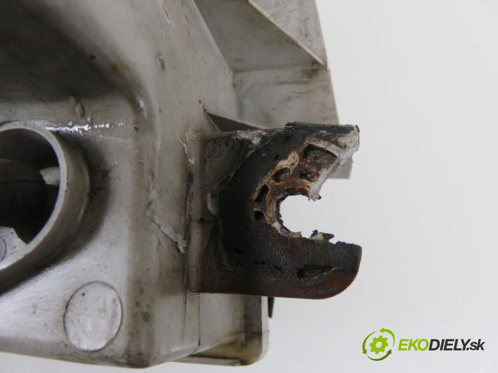 KIA K2700 2.7 D J2 manual 5 - stupňová 59 kW 80 km  Svetlo LP  (Svetlá predné)