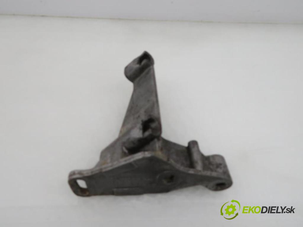 VW PASSAT B3   1.6 TD SB, RA manual 5 - stupňová 59 kW 80 km  Uchytenie pumpy servočerpadlo 037145531B (Zavesenie motora)