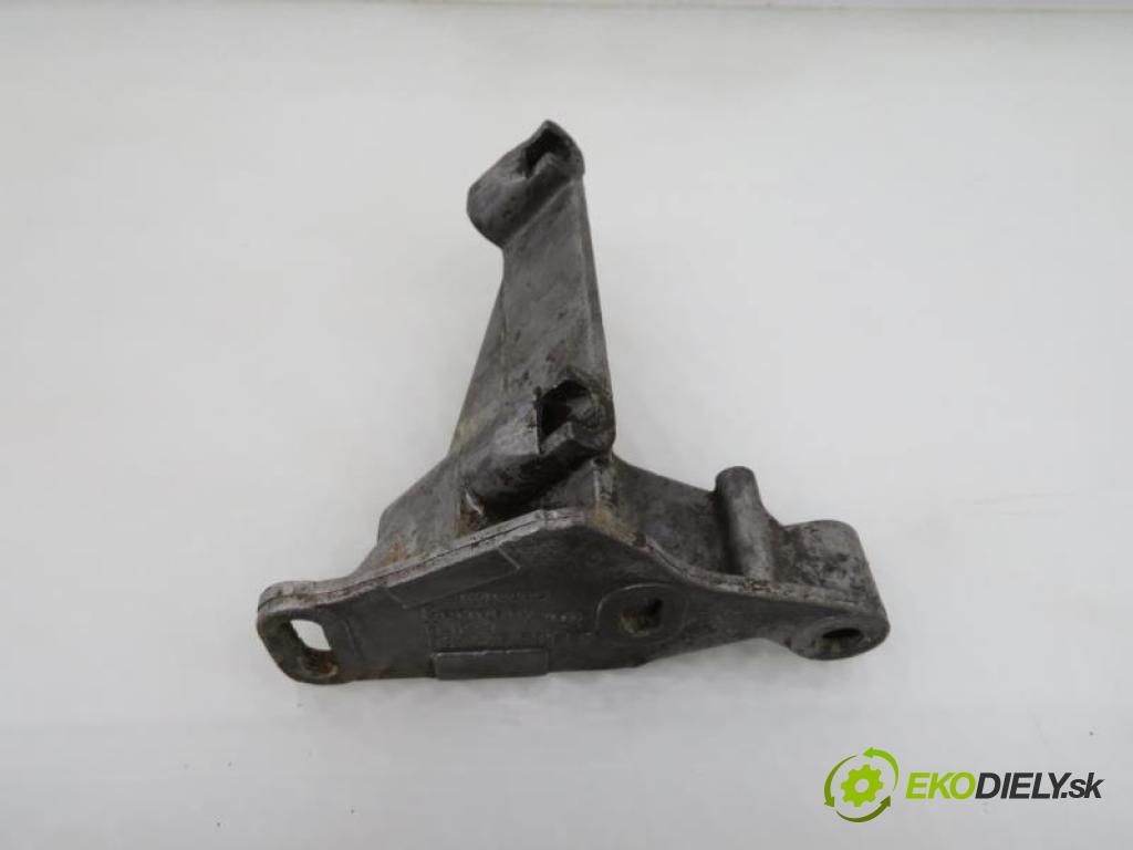 VW PASSAT B3   1.6 TD SB, RA manual 5 - stupňová 59 kW 80 km  Uchytenie pumpy servočerpadlo 037145531B (Zavesenie motora)