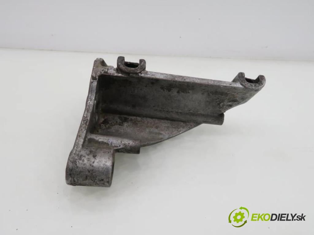 VW PASSAT B3   1.6 TD SB, RA manual 5 - stupňová 59 kW 80 km  Uchytenie pumpy servočerpadlo 037145531B (Zavesenie motora)