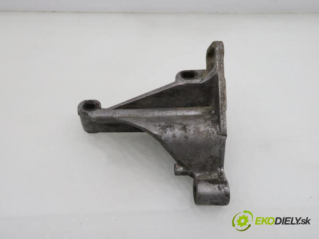 VW PASSAT B3   1.6 TD SB, RA manual 5 - stupňová 59 kW 80 km  Uchytenie pumpy servočerpadlo 037145531B (Zavesenie motora)