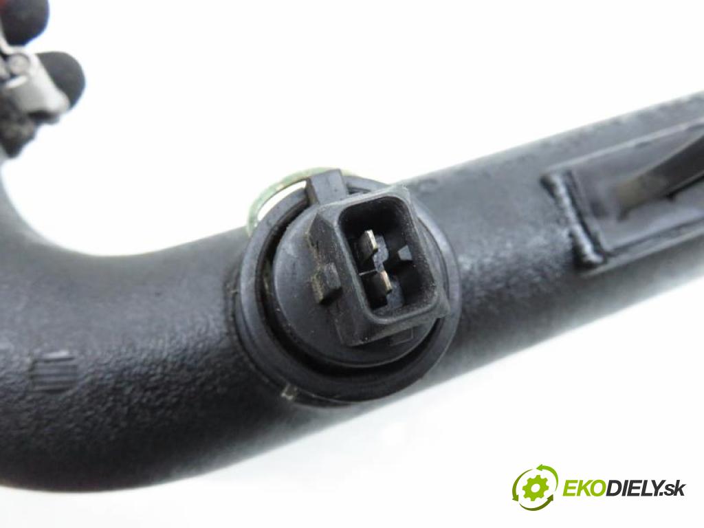 AUDI A4 B5 (8D) 1.9 TDI 1Z, AHU, AHH manual 5 stupňová 66 kW 90 km  Rúra intercoolera turba 8D0145844A (Hadice chladenia vzduchu)