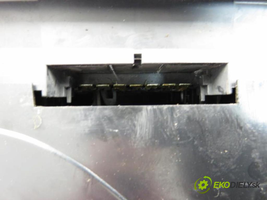 VOLVO 460 1.8 B B18U manual 5 stupňová 66 kW 90 km  Svetlo pravé zadné  (Svetlá zadné)