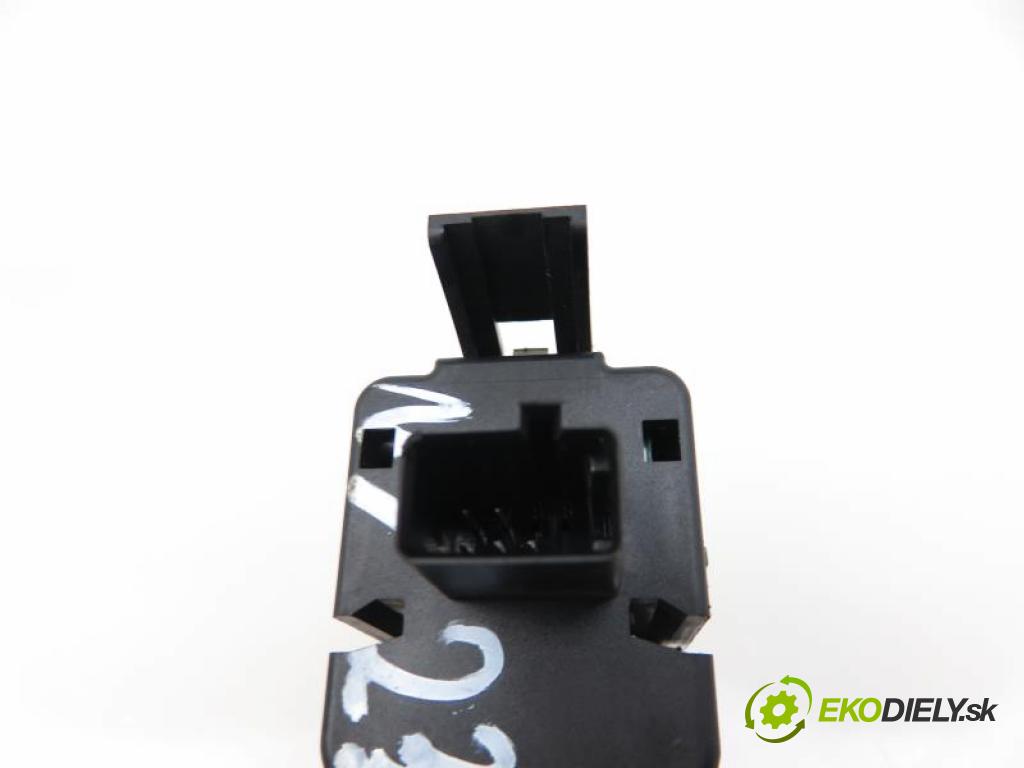 MERCEDES BENZ A W168 1.4 A 140 (168.031, 168.131) M 166.940 manual 5 stupňová 60 kW 82 km  prepínač výstražných (núdzových) A1688201210 (Prepínače, spínače, tlačidlá a ovládače kúrenia)