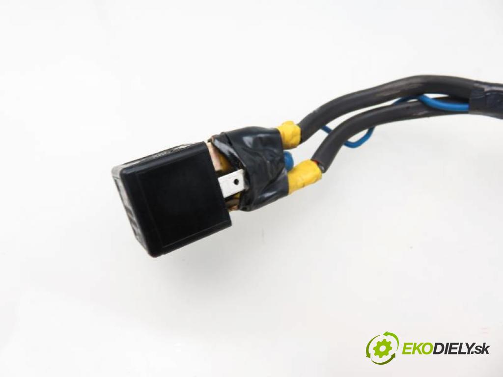 PEUGEOT 406 1.9 TD DHX (XUD9TE) manual 5 - stupňová 66 kW 90 km  spínačka  (Spínací skříňky a klíče)